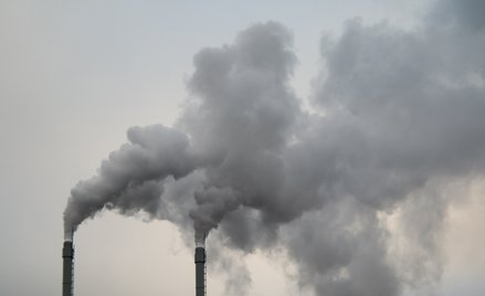 Sąd: wyższy podatek dla trucicieli środowiska może naruszać konstytucję
