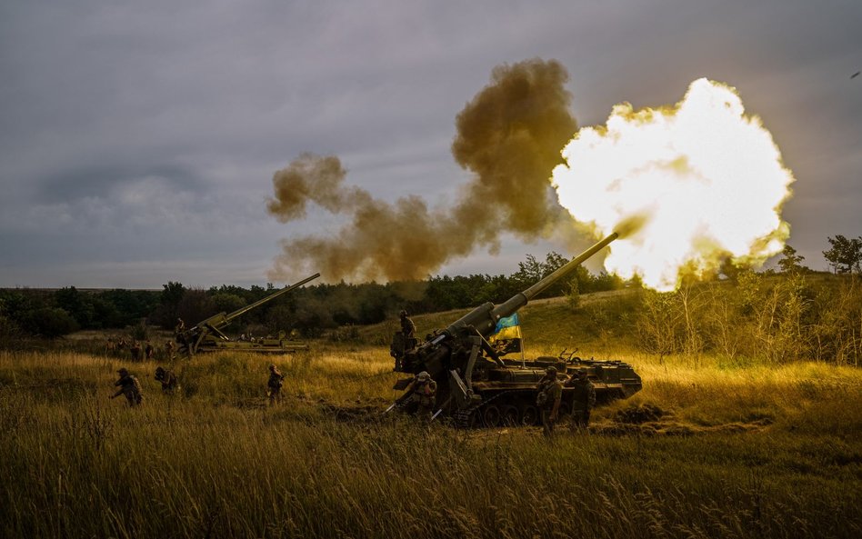 Ukraińska armata samobieżna 2S7 Pion w pobliżu linii frontu w obwodzie charkowskim