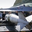 Premier Danii Mette Frederiksen przy duńskim F-16 podczas wizyty w bazie Królewskich Duńskich Sił Po