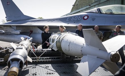 Premier Danii Mette Frederiksen przy duńskim F-16 podczas wizyty w bazie Królewskich Duńskich Sił Po