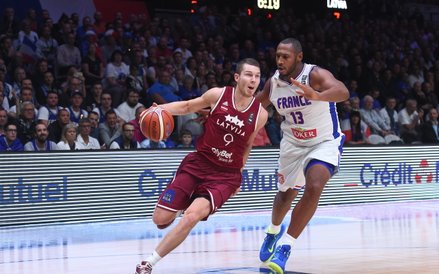 Litwin Dairis Bertans i Francuz Boris Diaw