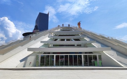 Piramida w Tiranie w trakcie przebudowy.