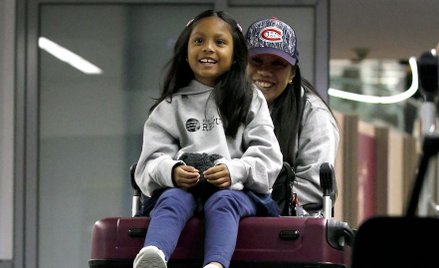 Vanessa Rodel (z prawej) i jej córka Keana na lotnisku w Toronto