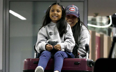 Vanessa Rodel (z prawej) i jej córka Keana na lotnisku w Toronto