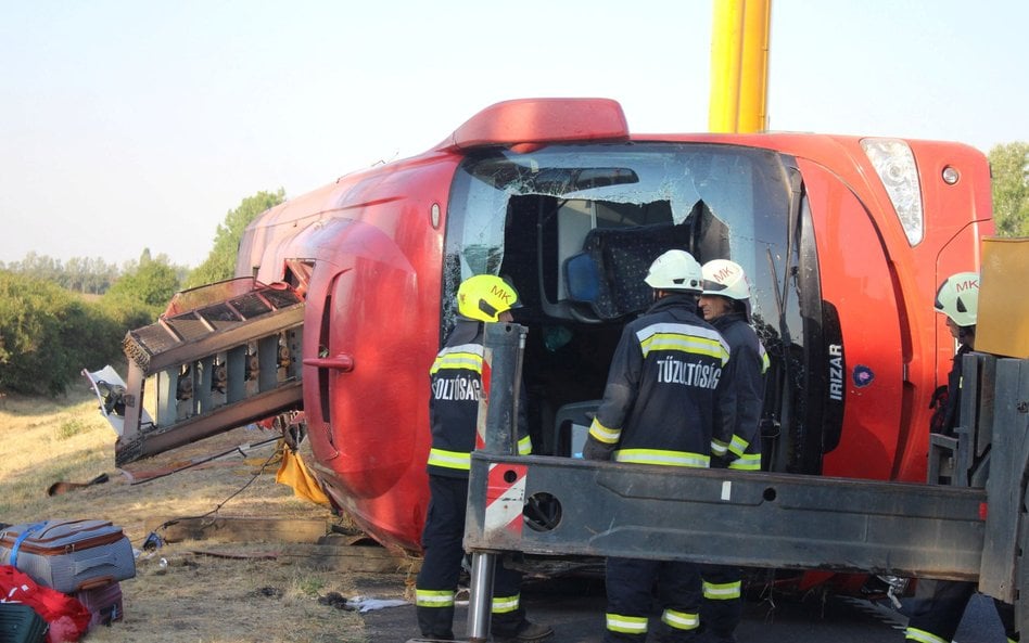 Polski autobus z pielgrzymami zjechał z autostrady w pobliżu Mezokeresztes na Węgrzech