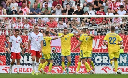 Piłkarze reprezentacji Ukrainy cieszą się z drugiego gola podczas towarzyskiego meczu z Polską we Wr