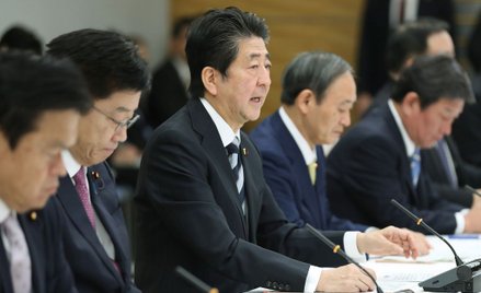 Minister zdrowia (drugi z lewej) podczas zebrania zespołu do spraw walki z koronawirusem