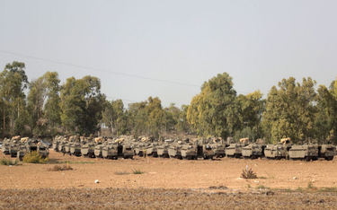 Pojazdy opancerzone wojsk izraelskich w pobliżu Strefy Gazy