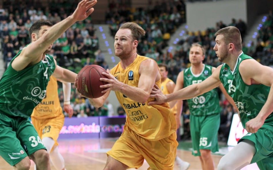 Zawodnicy Stelmetu BC Zielona Góra Przemysław Zamojski (P) i Adam Hrycaniuk (L) oraz Brad Newley (C)