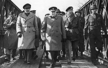 Premier Wielkiej Brytanii Winston Churchill przekracza Ren na moście Baileya 26 marca 1945 r. w towa