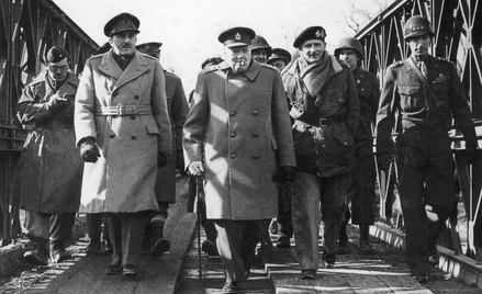 Premier Wielkiej Brytanii Winston Churchill przekracza Ren na moście Baileya 26 marca 1945 r. w towa