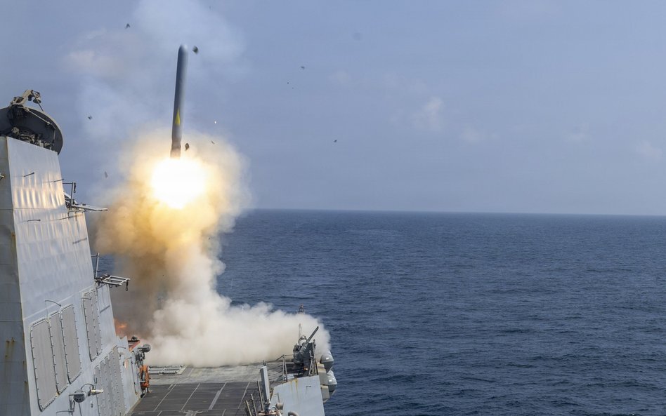 Niszczyciel rakietowy USS Delbert D. Black klasy Arleigh Burke wystrzeliwuje pocisk Tomahawk Land At