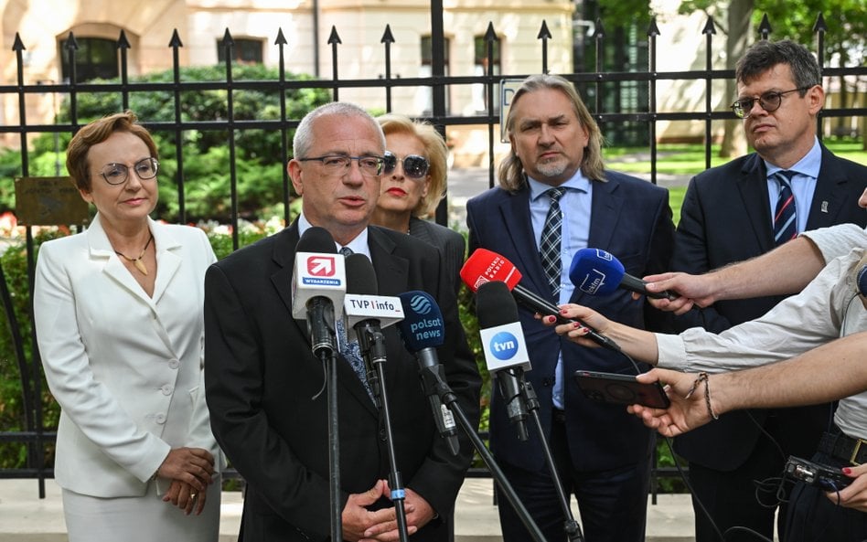 Sędziowie Trybunału Konstytucyjnego: Sławomir Patyra (2L), Dariusz Szostek (2P), Krystian Markiewicz