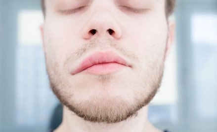 Udar mózgu można mieć też w młodym wieku. Opadanie kącika ust, niedowład ręki, nogi, niewyraźna mowa
