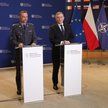 Wiceminister obrony narodowej Paweł Bejda oraz zastępca szefa Agencji Uzbrojenia gen. bryg. dr Micha