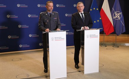 Wiceminister obrony narodowej Paweł Bejda oraz zastępca szefa Agencji Uzbrojenia gen. bryg. dr Micha