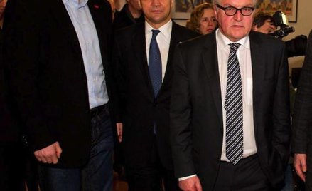 Szefowie dyplomacji Polski, Niemiec i Francji Radosław Sikorski, Frank-Walter Steinmeier i niewidocz