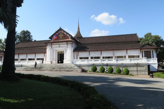 W 1954 roku Laos ostatecznie uzyskał niepodległość. Głową państwa był król, którego pałac w Luang Pr