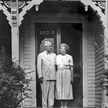 Harry Truman wraz z żoną Bess przed domem w Independence (stan Missouri)
