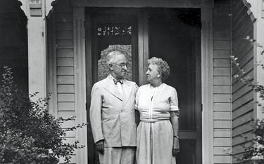 Harry Truman wraz z żoną Bess przed domem w Independence (stan Missouri)