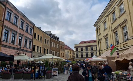Starówka w Lublinie w pierwszy weekend po pojawieniu się rosyjskich dronów na polskim niebie tętniła