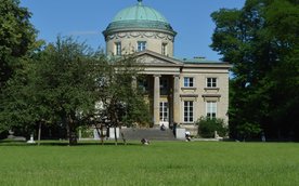 Dzielnica Mokotów ma wiele twarzy. Jedną z nich są miejskie parki. Do najbardziej znanych należy Kró