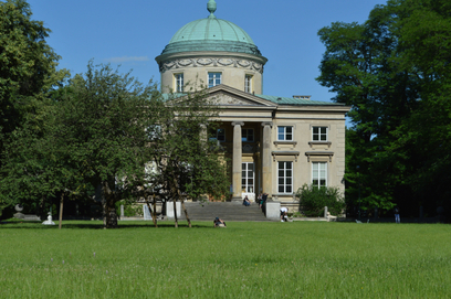 Dzielnica Mokotów ma wiele twarzy. Jedną z nich są miejskie parki. Do najbardziej znanych należy Kró