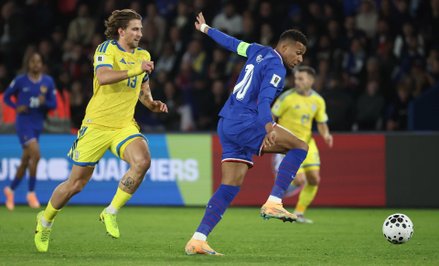 Kylian Mbappe z Francji i Illia Zabarnyj z Ukrainy w akcji podczas meczu piłkarskiego grupy D elimin