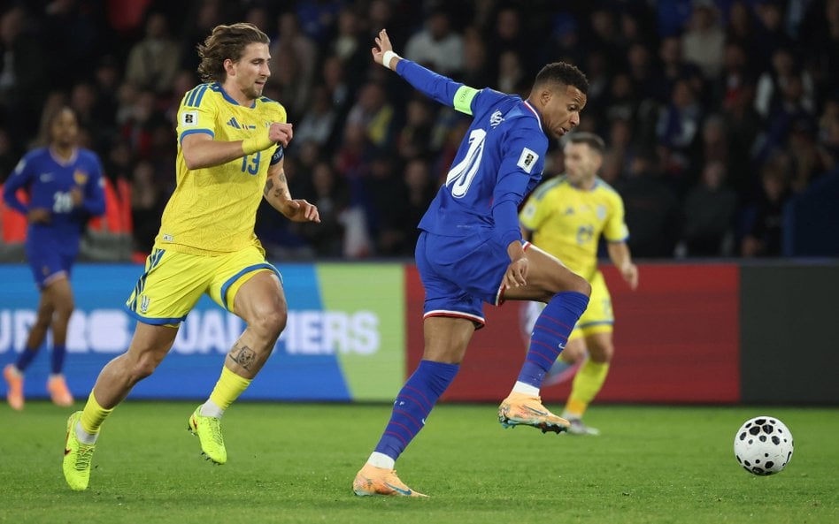 Kylian Mbappe z Francji i Illia Zabarnyj z Ukrainy w akcji podczas meczu piłkarskiego grupy D elimin