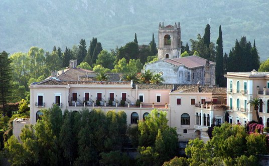 Pałac San Domenico w Taorminie, w którym toczy się akcja 2. sezonu „Białego Lotosu”.