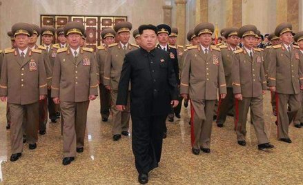 Kim Dzong Un wśród północno-koreańskiej generalicji