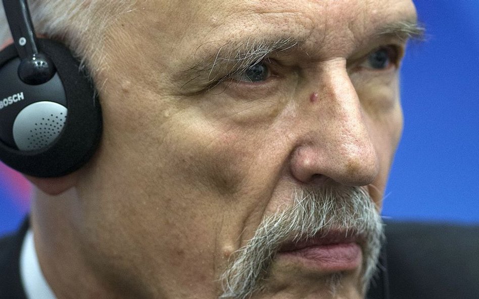 Korwin-Mikke: Obozy dla uchodźców niedopuszczalne. To jak tak, to wsadźmy ich do Oświęcimia