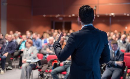 Naukowcy ustalili, jakie czynniki sprzyjają autorytarnym poglądom