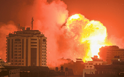 Budynek w Gazie w ogniu po wybuchu izraelskiej rakiety