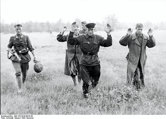 W pierwszych tygodniach wojny czerwonoarmiści masowo oddawali się w niewolę niemieckim oddziałom. Na