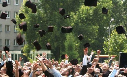 Lekarz i prawnik to jedne z zawodów, jakie najczęściej doradzają rodzice. Na zdjęciu zakończenie stu