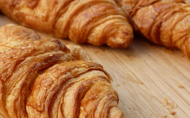 Francuzi mierzą się z brakiem croissantów. Winne… masło