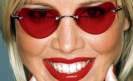 Oczy ukryte za szkłem