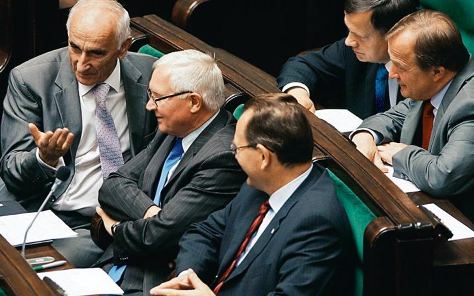 Eugeniusz Kłopotek (trzeci od lewej) i Jan Łopata (pierwszy z prawej) utrzymywali w rozmowie z „Rz”,