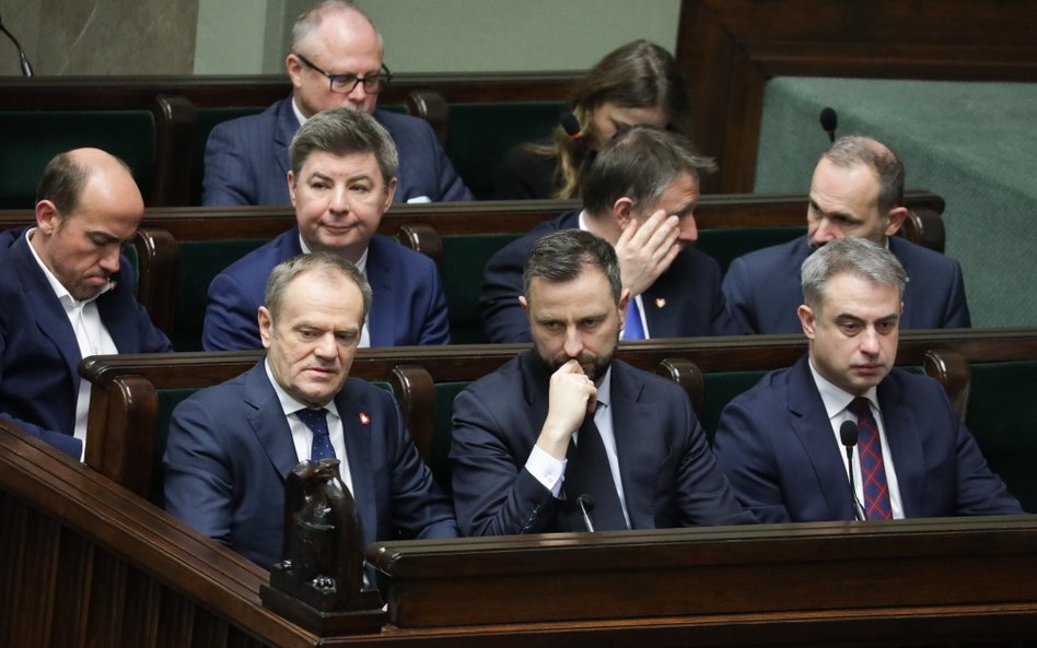 Premier Donald Tusk (na zdjęciu), przynajmniej na razie, nie przekonał do siebie wyborców PiS i Konf