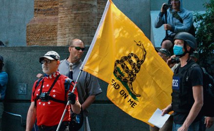 „Don't Tread On Me” – „Nie depczcie mnie”, pod takim hasłem i flagą zaprojektowaną w 1775 r. przez C