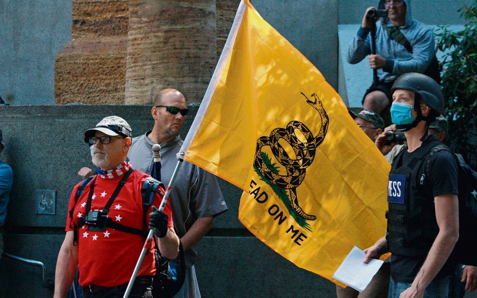 „Don't Tread On Me” – „Nie depczcie mnie”, pod takim hasłem i flagą zaprojektowaną w 1775 r. przez C