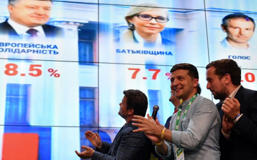 Prezydent Zełenski cieszy się w sztabie swojej partii, widząc, z jak wielką przewagą wygrała wybory