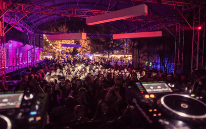 Up To Date Festival przyciąga fanów muzyki techno i elektronicznych brzmień swoim niezwykłym klimate
