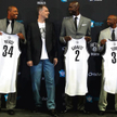 Michaił Prochorow (drugi z lewej) wyciągnął z dna koszykarzy New Jersey Nets, przeniósł klub do Broo