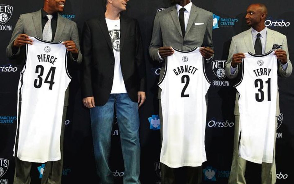 Michaił Prochorow (drugi z lewej) wyciągnął z dna koszykarzy New Jersey Nets, przeniósł klub do Broo