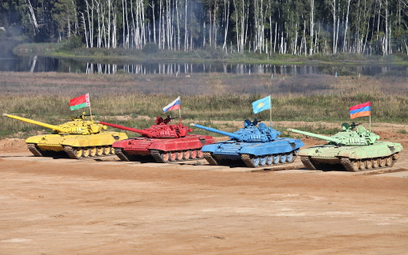 Zawody biathlonu czołgowego w 2013 roku na rosyjskim poligonie Ałabino. Obok siebie załogi z Białoru