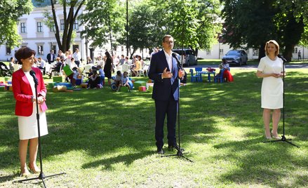 Minister rodziny i polityki społecznej Marlena Maląg (L), premier Mateusz Morawiecki oraz pełnomocni