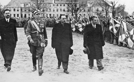 Bolesław Bierut (drugi z prawej), Michał Rola-Żymierski (w mundurze) i Edward Osóbka-Morawski (pierw