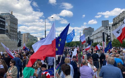 Na marszu Rafała Trzaskowskiego pojawiło się wiele flag Unii Europejskiej